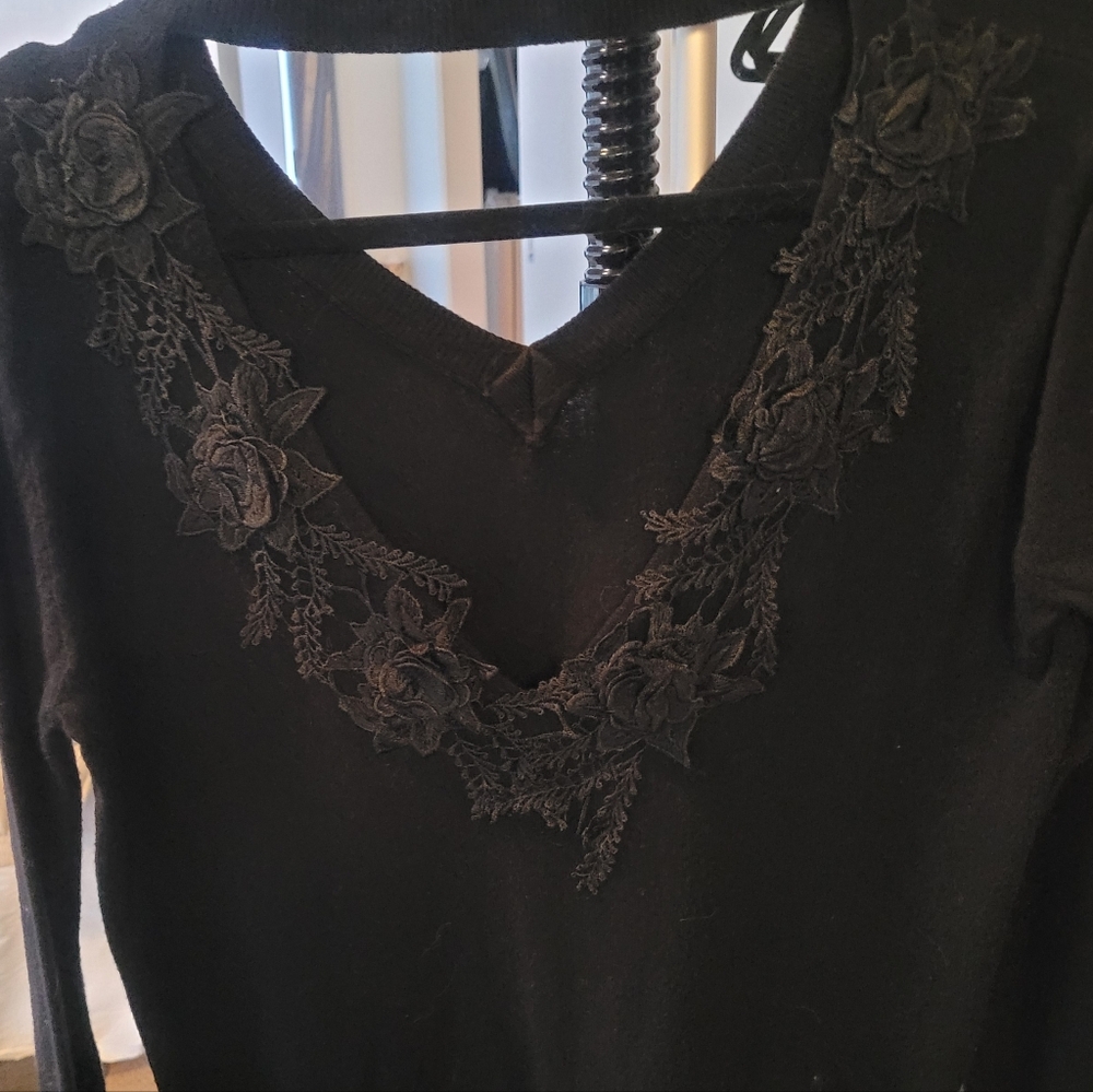 Molly Bracken Vneck Sweater With Lace Back Detail in Black Sz XS-S